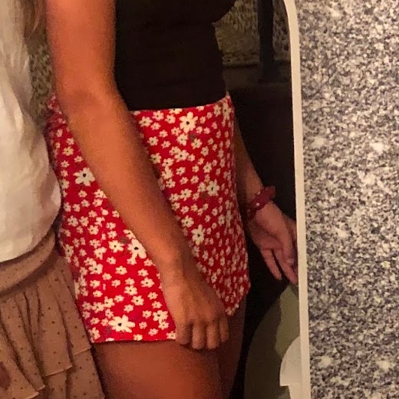 Red Floral Mini Skirt Size Small - Picture 2 of 4